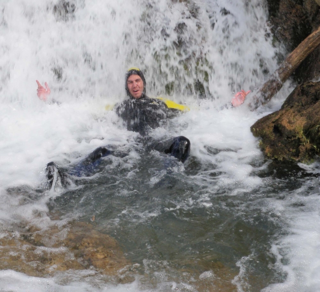 sob a cachoeira 